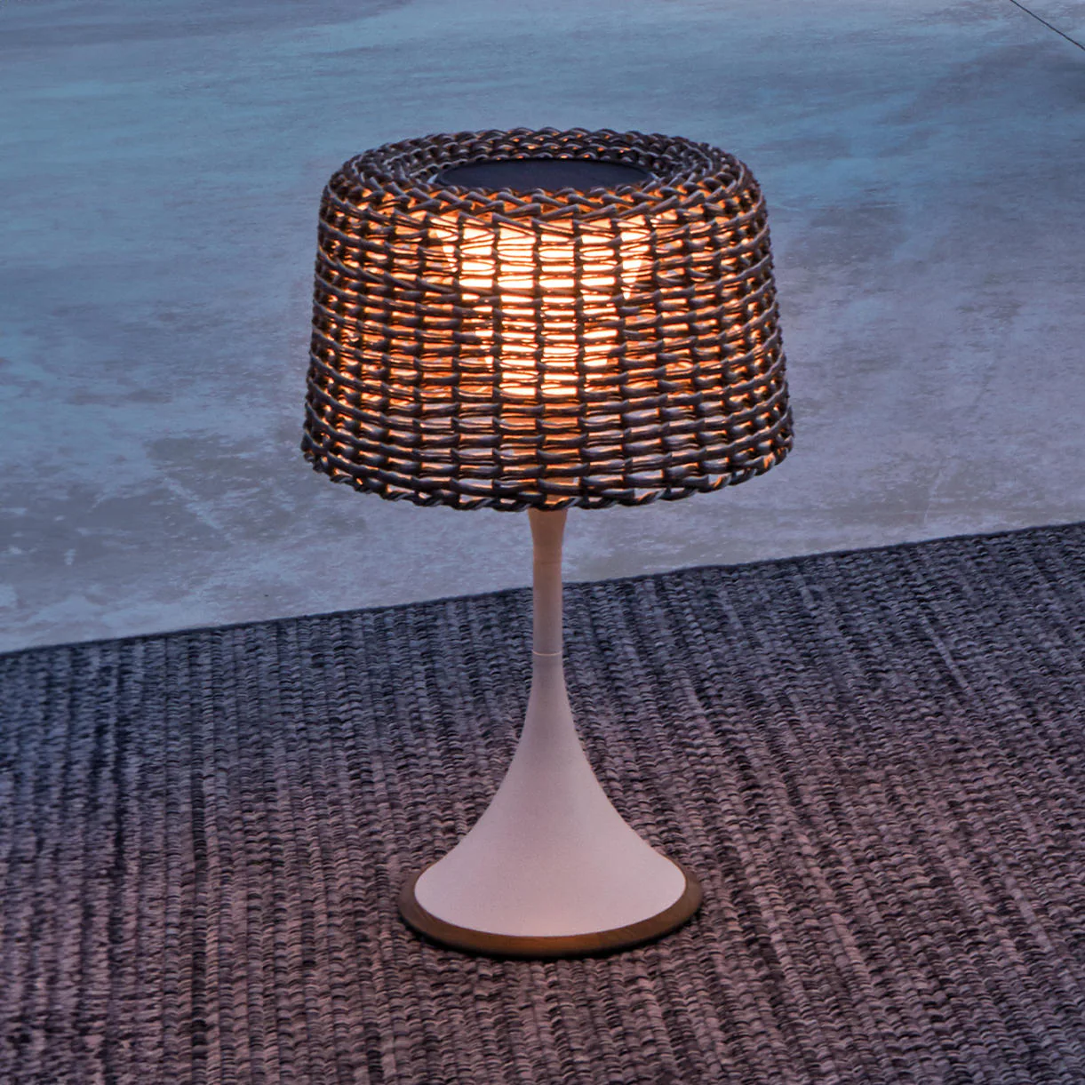 Ambient Mesh Solar Table Lamp - Image 5