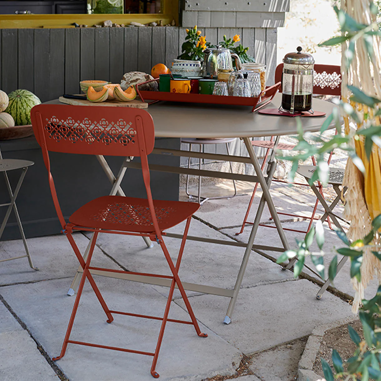 Caractere 128cm Round Table