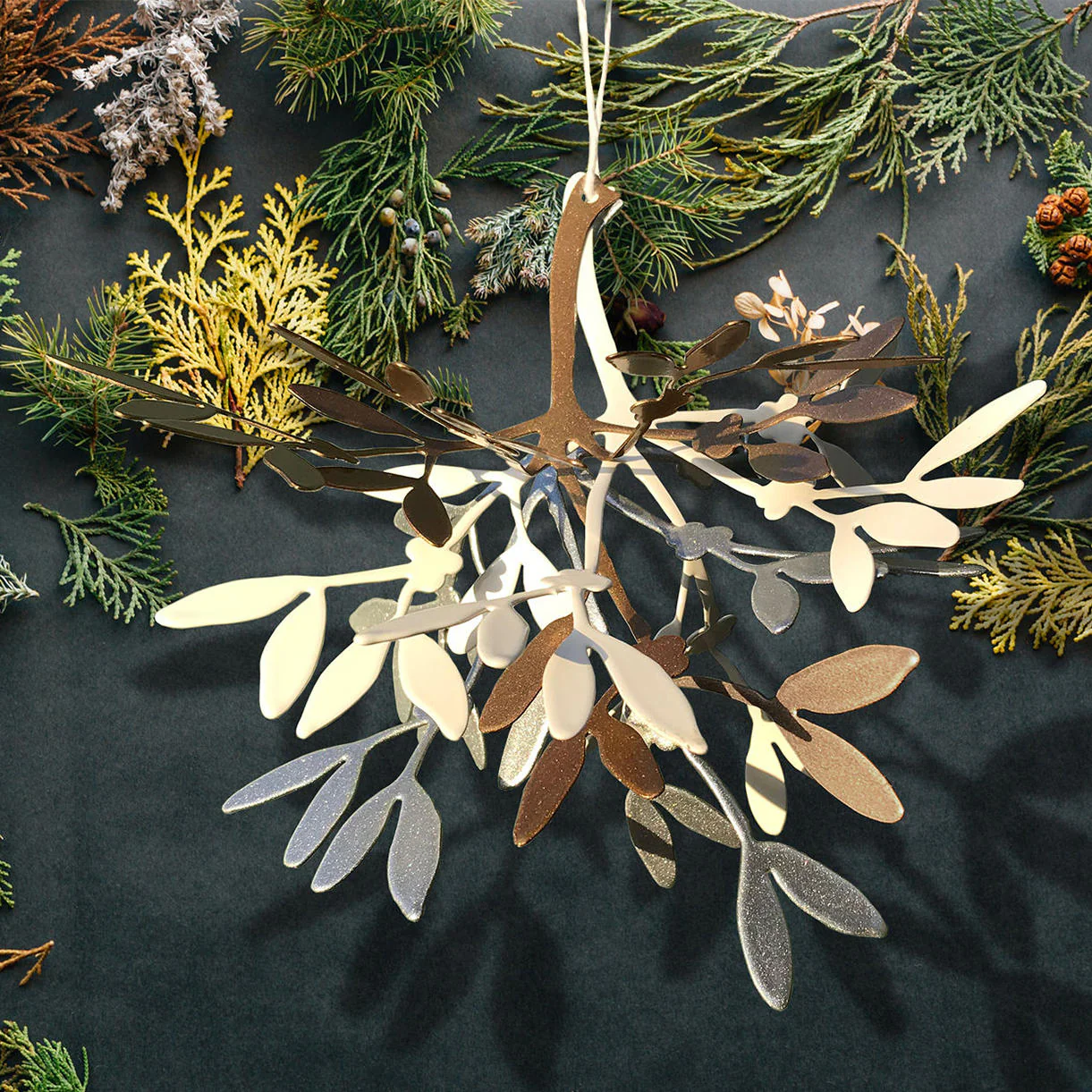 Hanging Mistletoe Metal Decoration - Image 2