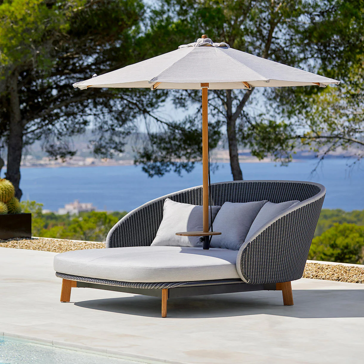 Low Classic Parasol for Peacock Daybed