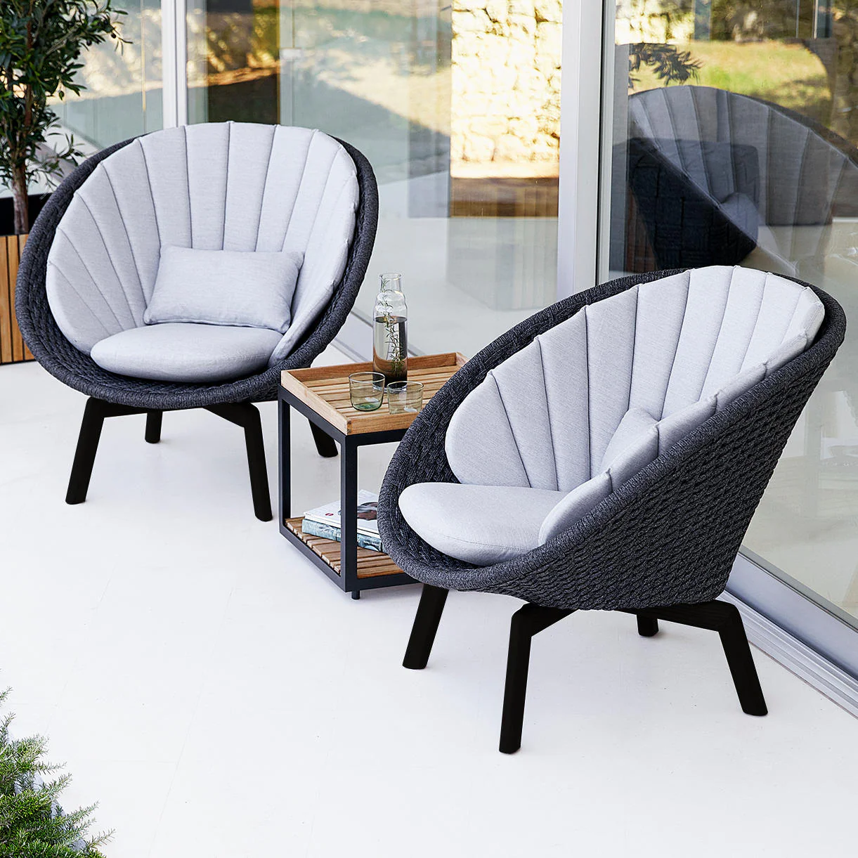 Peacock Lounge Chair with Black Aluminum Legs - Image 4