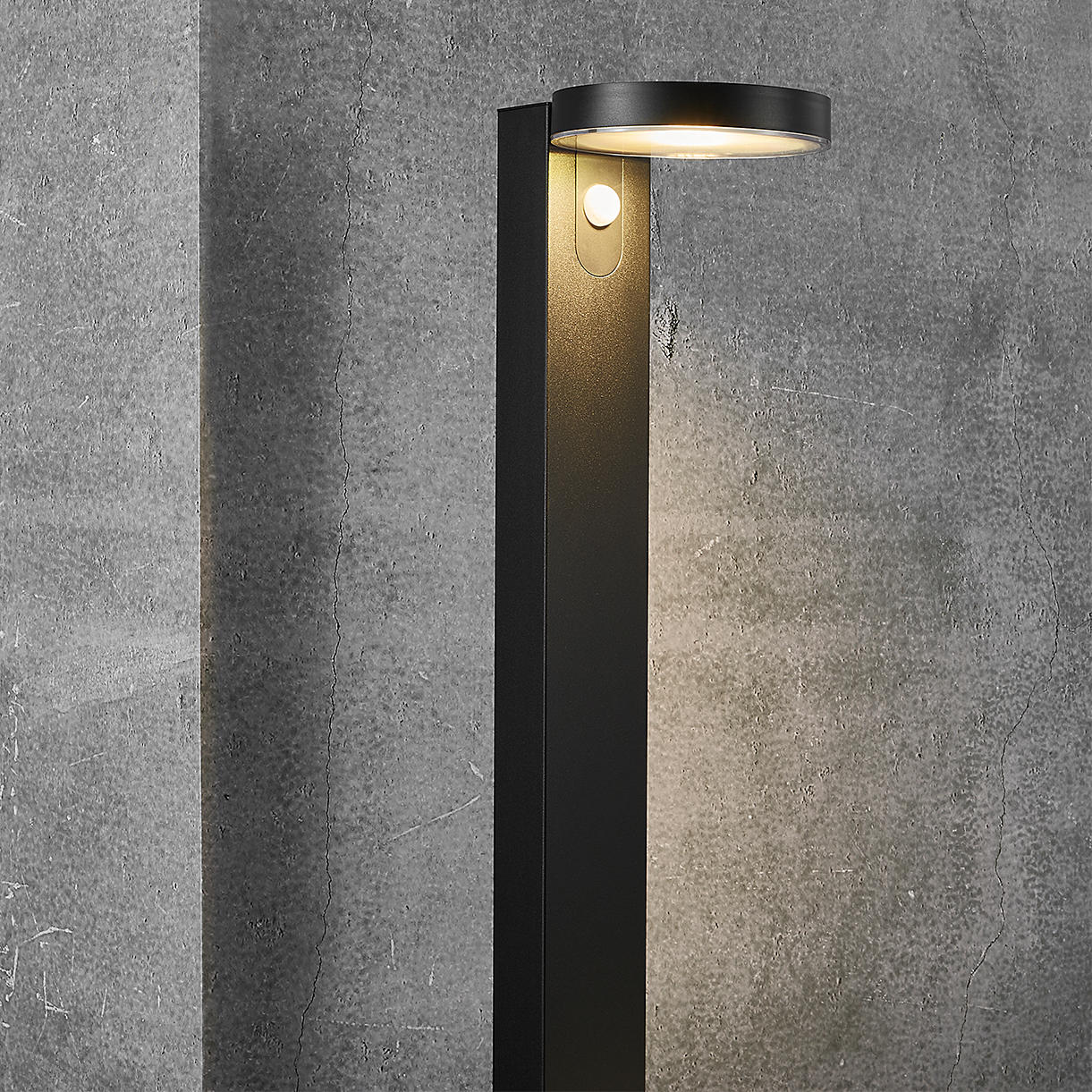 Rica Round Solar Pillar Lights - Image 2