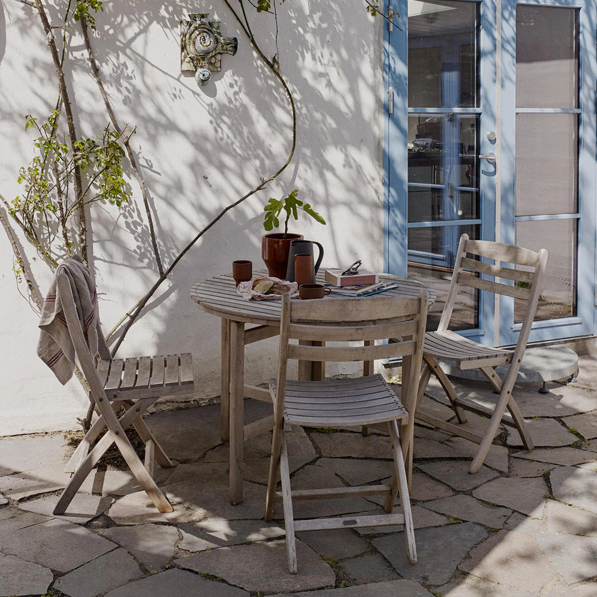 Selandia Folding Round Teak Table